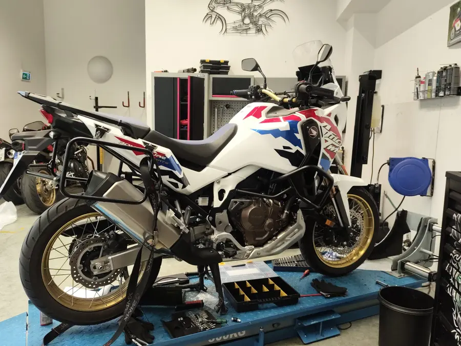 Honda Africa Twin mit Sturzbügeln in der Motorradwerkstatt Rabe